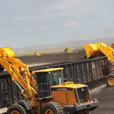 装载机在内蒙古露天煤矿施工
