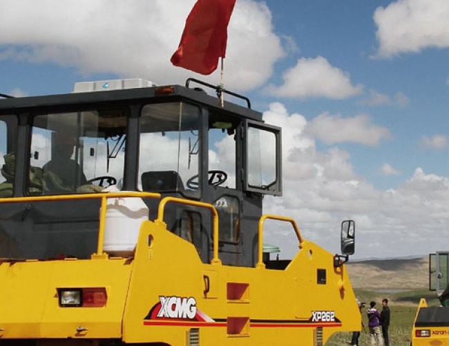 压路机在广东高速公路上施工