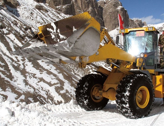 装载机在西藏雪山上施工